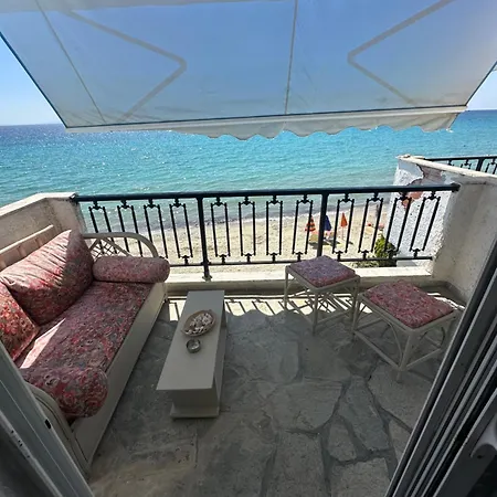 Nyaraló Seafront Maisonette In *