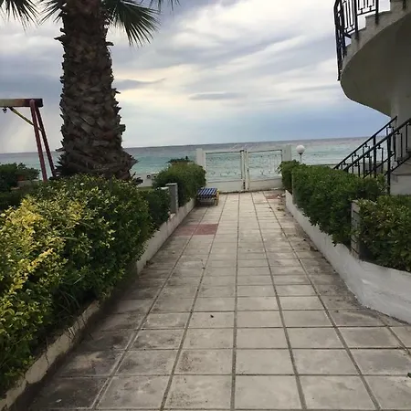 Nyaraló Seafront Maisonette In