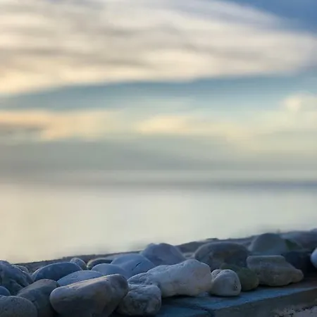 Casa de Férias Seafront Maisonette In