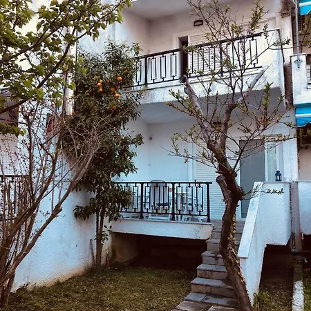 Nyaraló Seafront Maisonette In