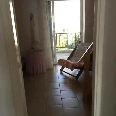 Nyaraló Seafront Maisonette In