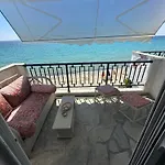 بيت للعطل Seafront Maisonette In *