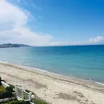 بيت للعطل Seafront Maisonette In *