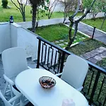 بيت للعطل Seafront Maisonette In *