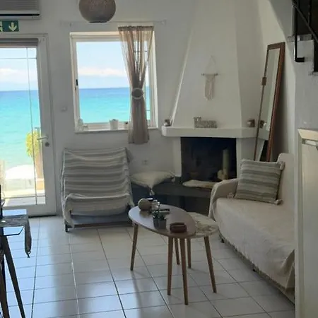 Дом отдыха Seafront Maisonette In *