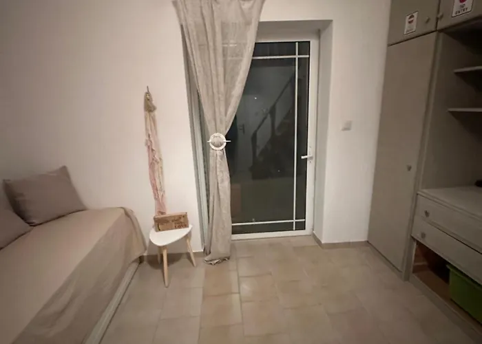 Дом отдыха Seafront Maisonette In *