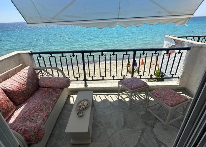 Дом отдыха Seafront Maisonette In *