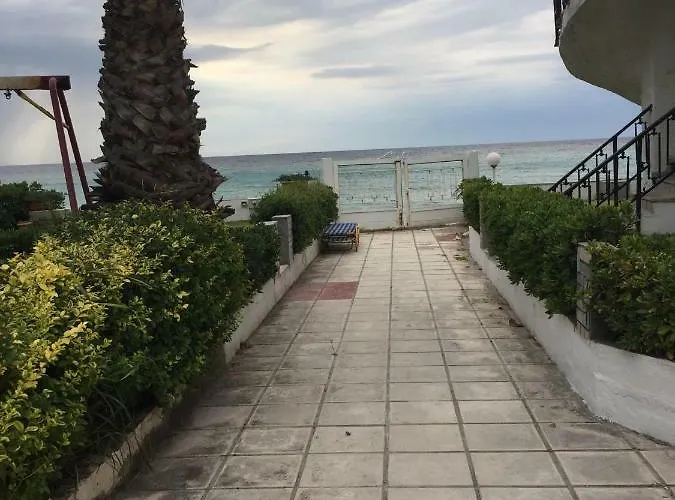 Дом отдыха Seafront Maisonette In