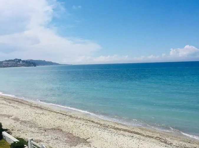 Дом отдыха Seafront Maisonette In *