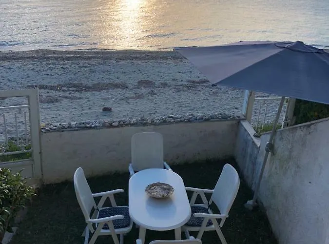 Seafront Maisonette In Дом отдыха *