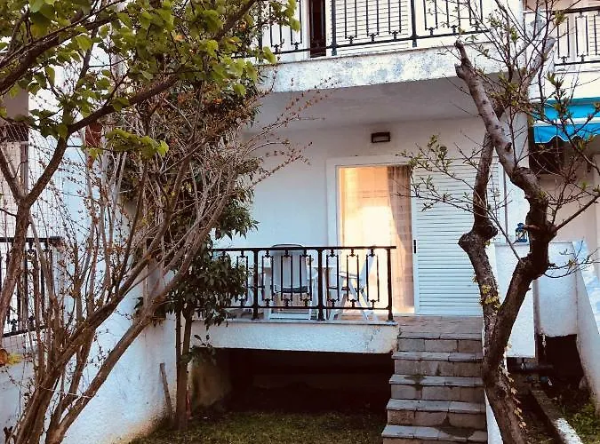 Seafront Maisonette In *