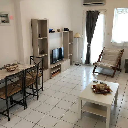 別荘 Seafront Maisonette In *