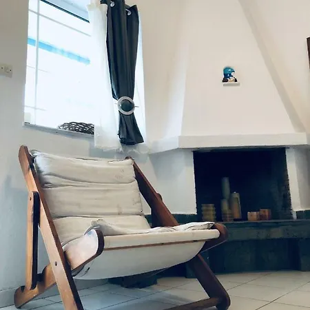 Seafront Maisonette In 別荘