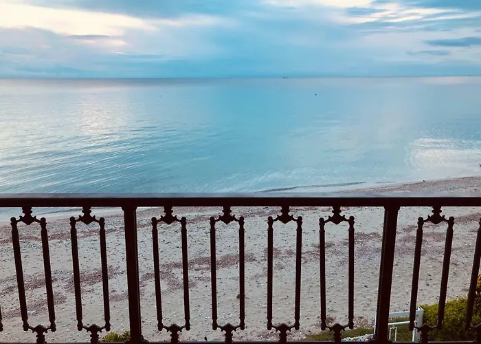 Seafront Maisonette In Semesterbostad